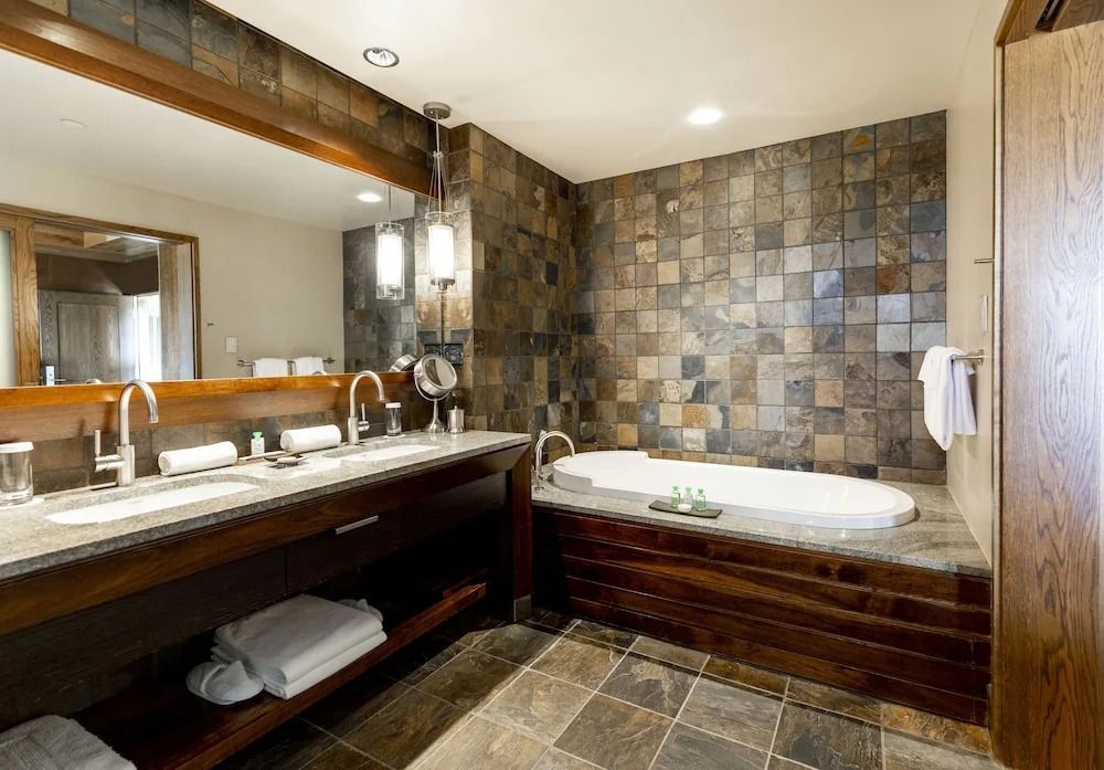 Luxuriöses Badezimmer mit großer Badewanne und elegantem Waschbereich