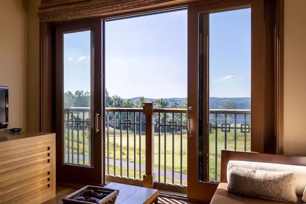 Blick vom Balkon auf grüne Landschaft und klaren Himmel