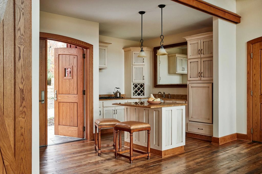 Elegante, rustikale Küche mit Holzdetails und eleganter Beleuchtung