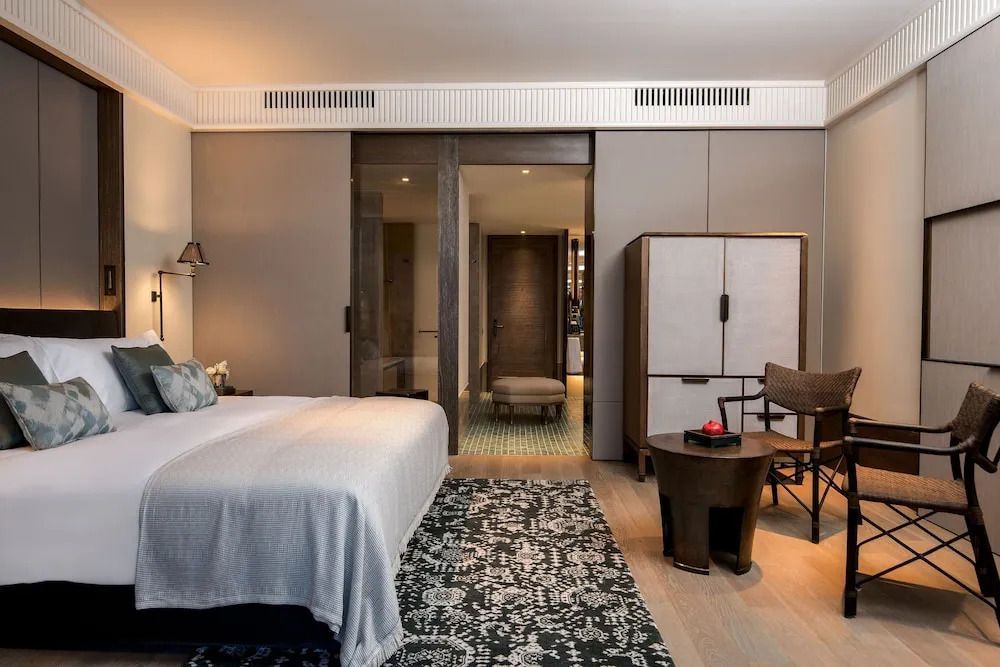 Elegantes Deluxe Zimmer mit großem Bett und einladendem Design