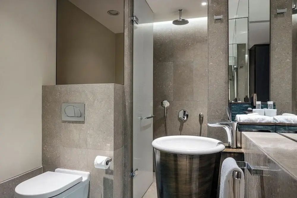 Modernes Badezimmer mit Regendusche und stilvoller Einrichtung