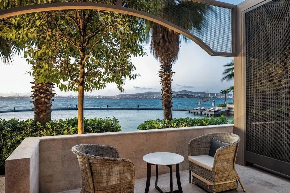 Terrasse mit Sitzgelegenheiten und Blick auf das Meer und die Natur