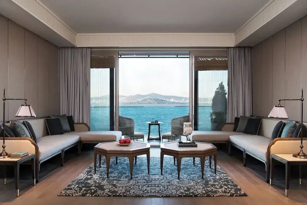 Luxuriöser Wohnbereich mit zwei Sofas und direktem Meerblick