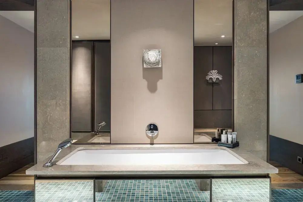 Moderne Badewanne mit eleganten Fliesen und dezenter Beleuchtung