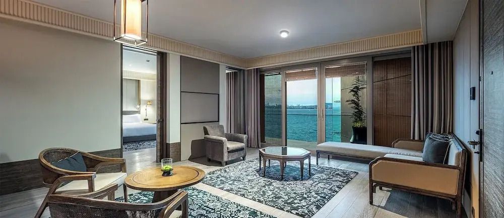 Geräumiges Wohnzimmer mit Zugang zu einem privaten Balkon mit Meerblick