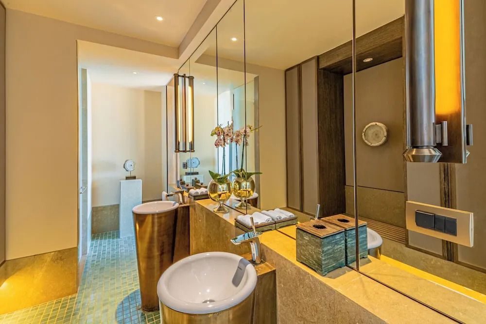 Elegantes Badezimmer mit zwei Waschbecken und stilvollen Details