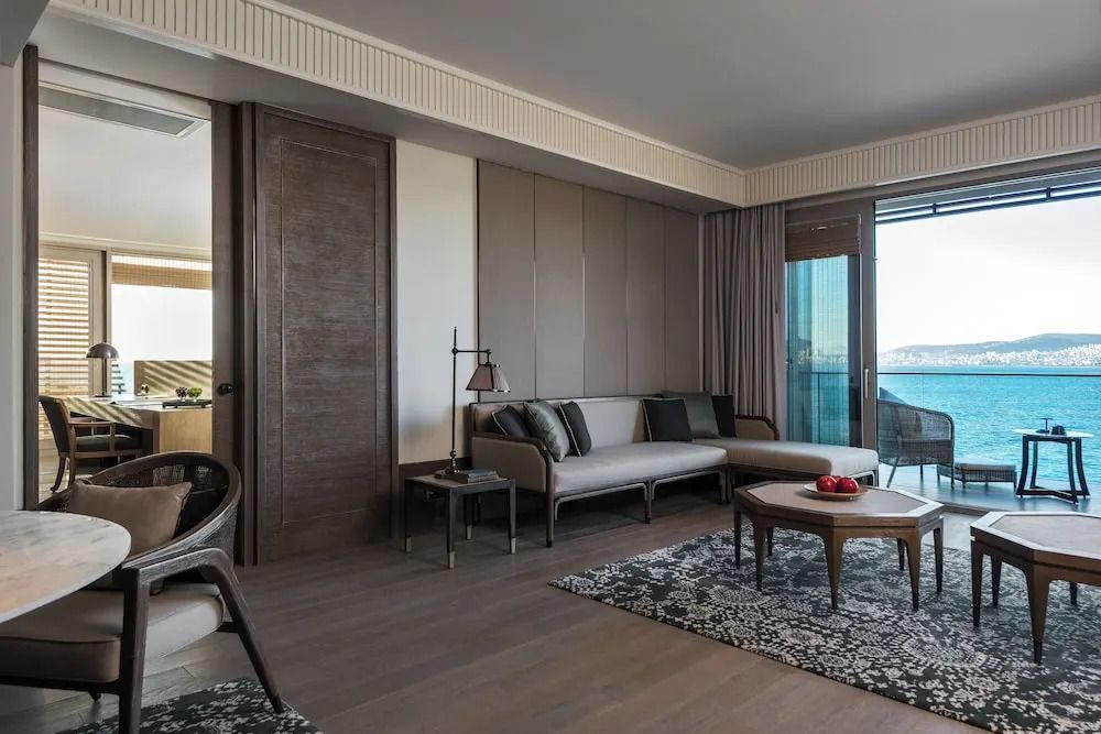 Wohnbereich der Suite mit stilvollen Möbeln und Meerblick
