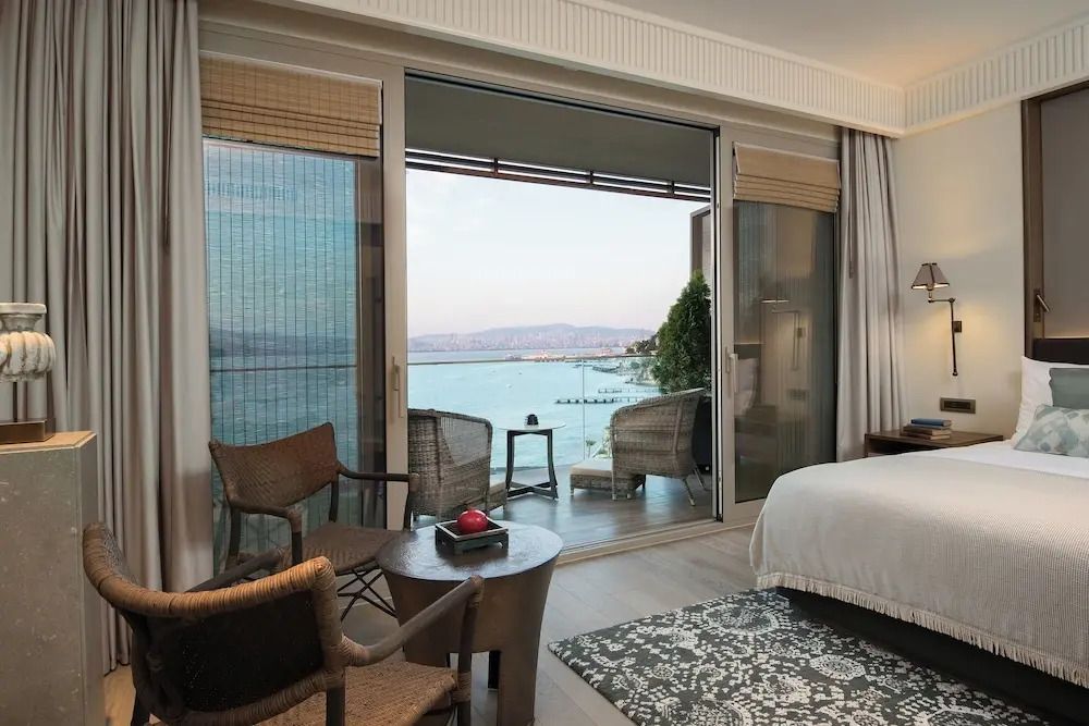 Schlafzimmer mit Zugang zu Balkon und Blick auf das Meer