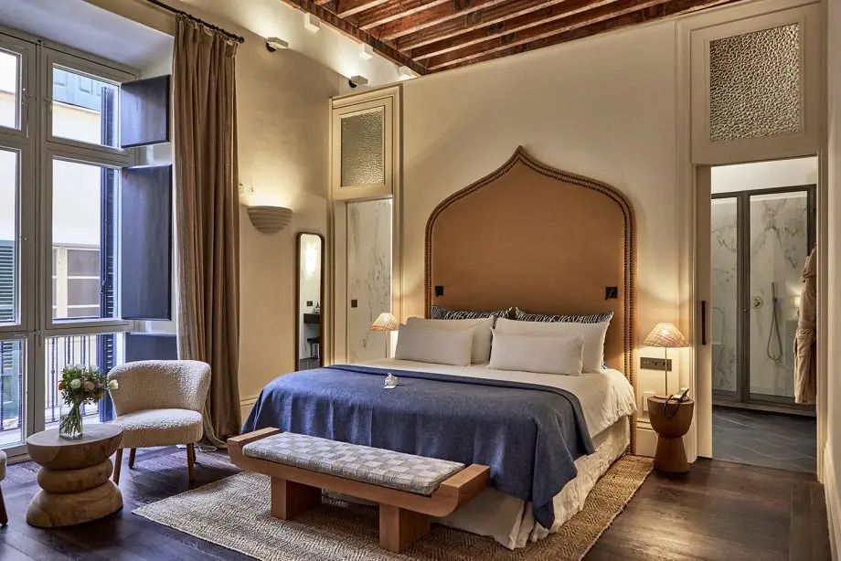 Deluxe Suite mit gemütlichem Doppelbett, eleganter Einrichtung und weichen Beleuchtung.