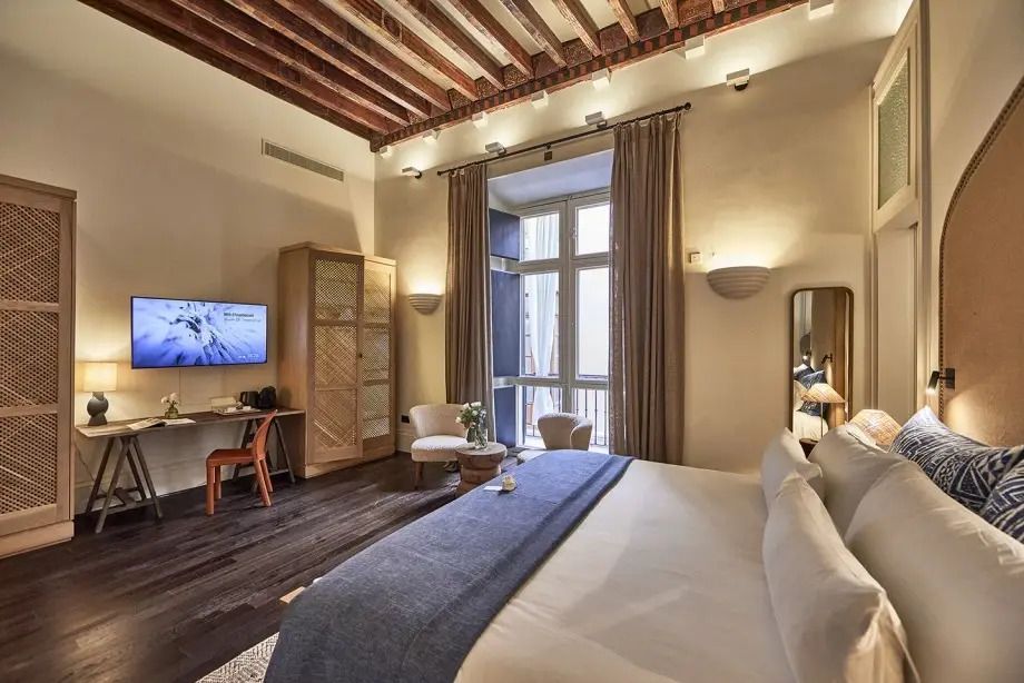 Großzügige Suite mit Fensterfront und modernem Interieur für ultimative Entspannung.