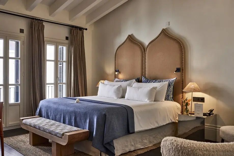 Elegantes Doppelzimmer im mediterranen Stil mit Doppelbett