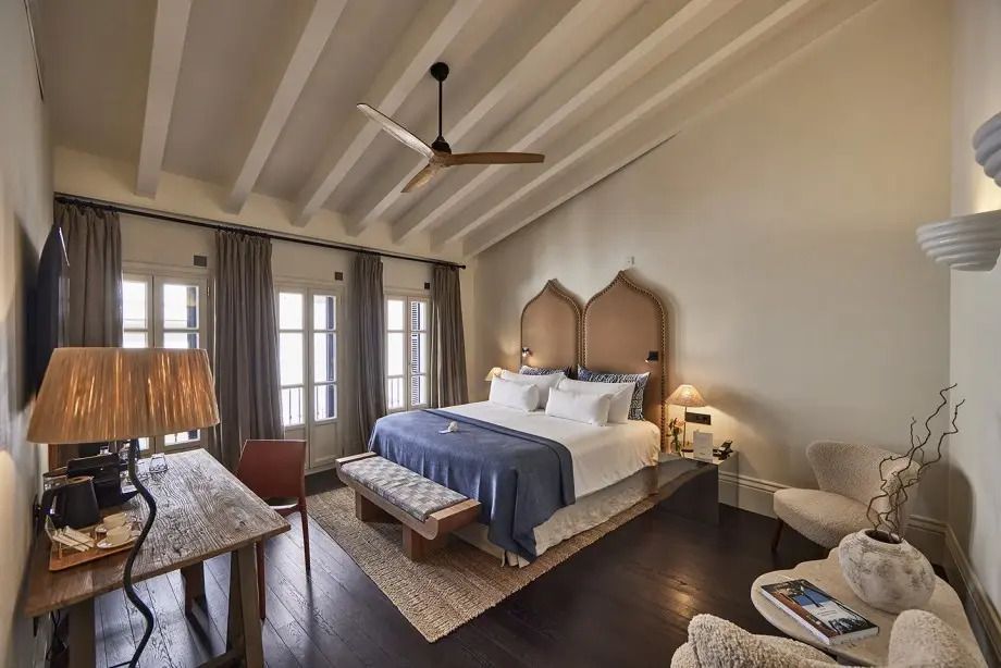 Geräumiges Deluxe-Doppelzimmer mit Holzdekor