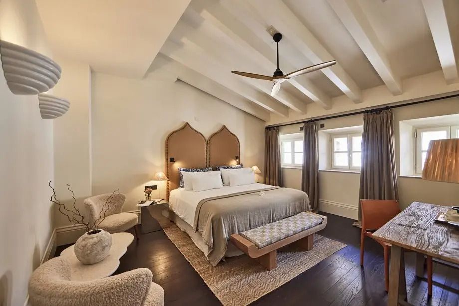 Helles Zimmer mit traditionellen Designelementen