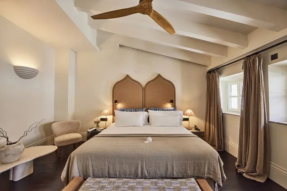 Schlafzimmer mit gemütlicher Sitzgelegenheit