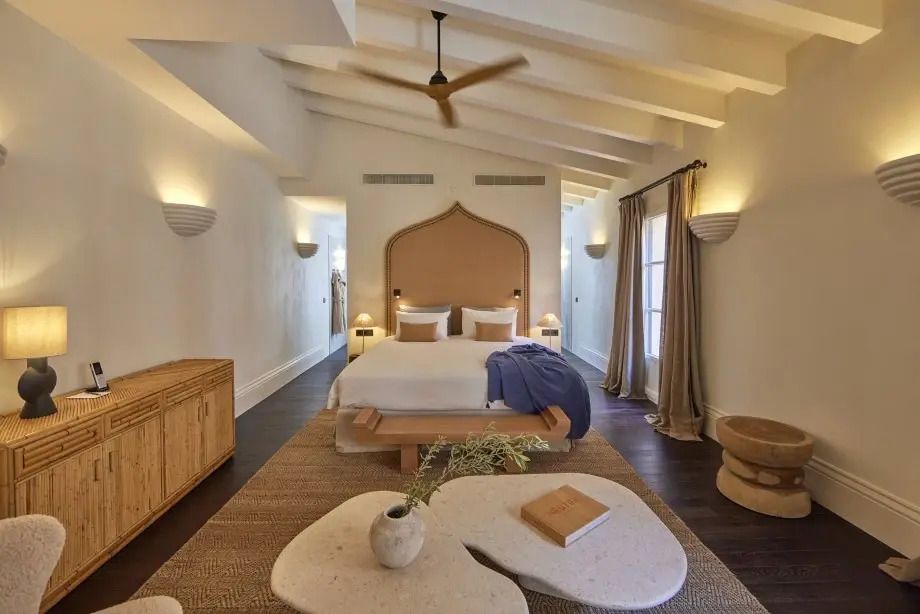 Deluxe Oasis Suite mit Doppelbett und eleganter Beleuchtung in warmen Tönen