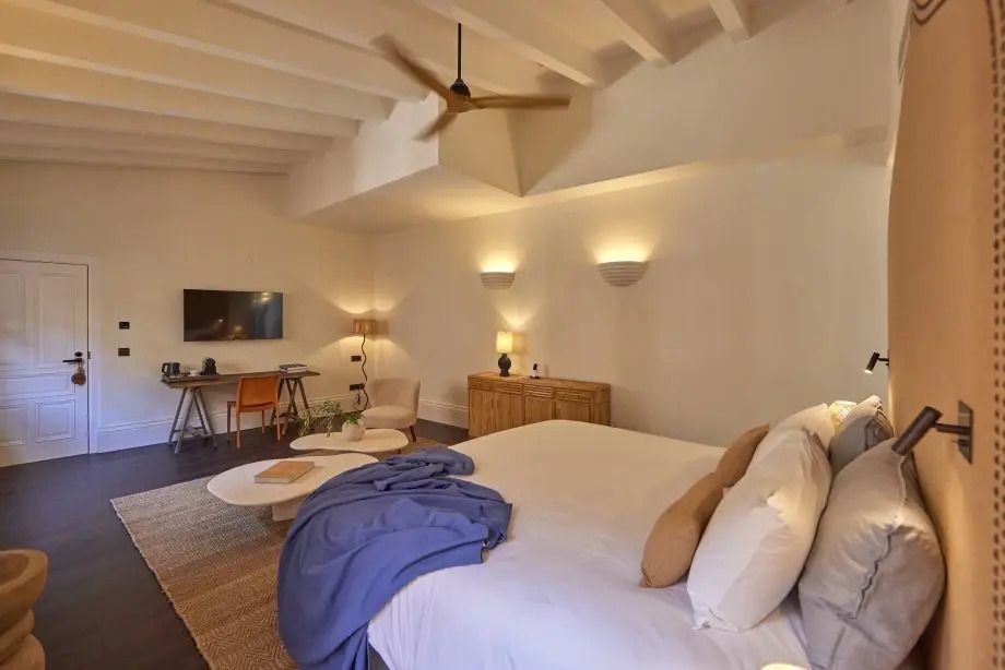 Gemütliche Sitzecke und modernes Interieur mit TV und Arbeitsbereich