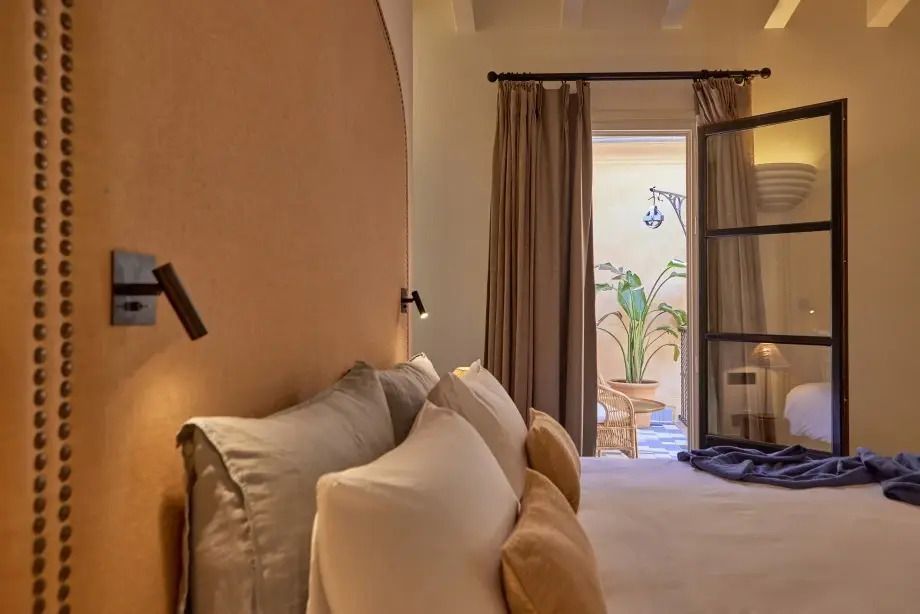 Blick aus dem Schlafzimmer auf private Terrasse mit Pflanzen