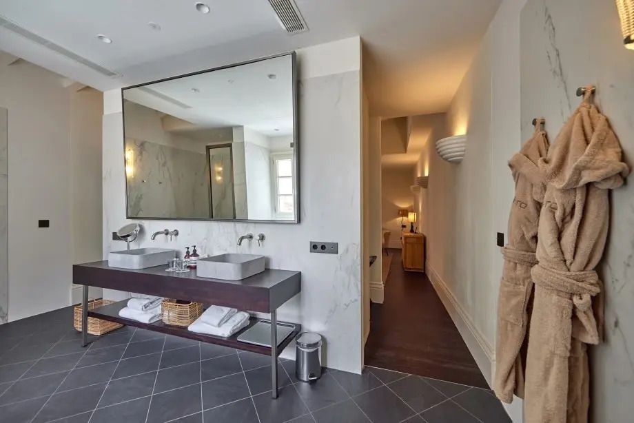 Modernes Badezimmer mit Doppelwaschtisch und großem Spiegel