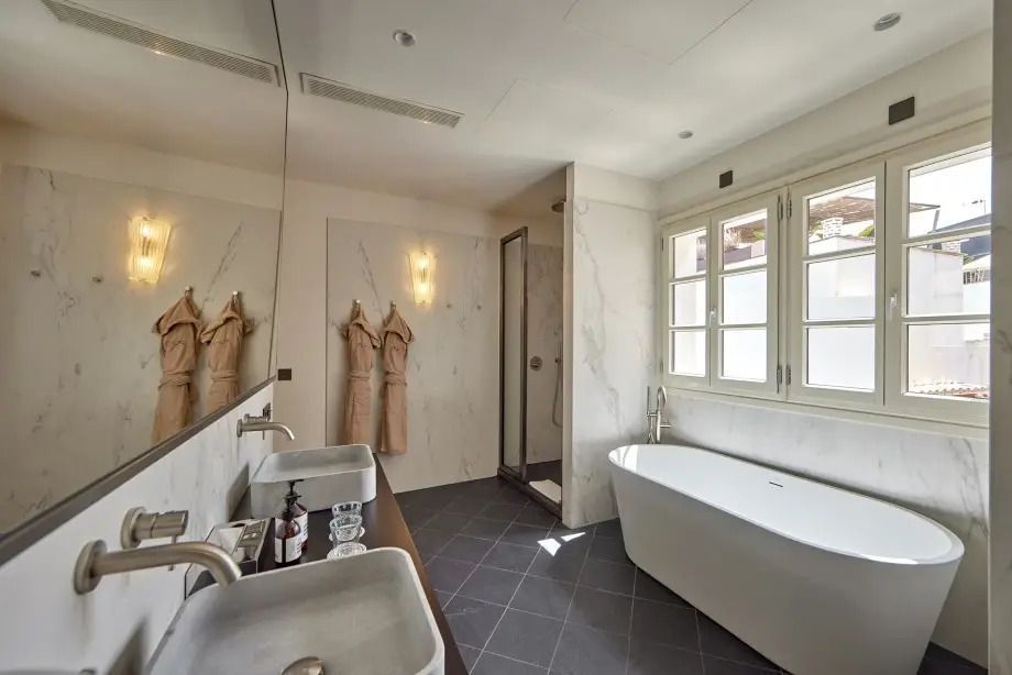 Luxuriöses Badezimmer mit freistehender Badewanne und flutendem Licht