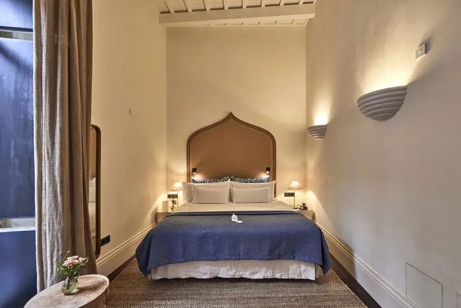 Gemütliches Hotelzimmer mit Doppelbett und eleganten Beleuchtungselementen
