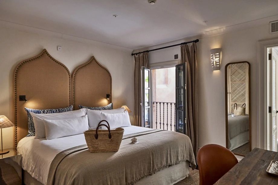 Luxuriöses Schlafzimmer mit großem Bett und Balkonzugang