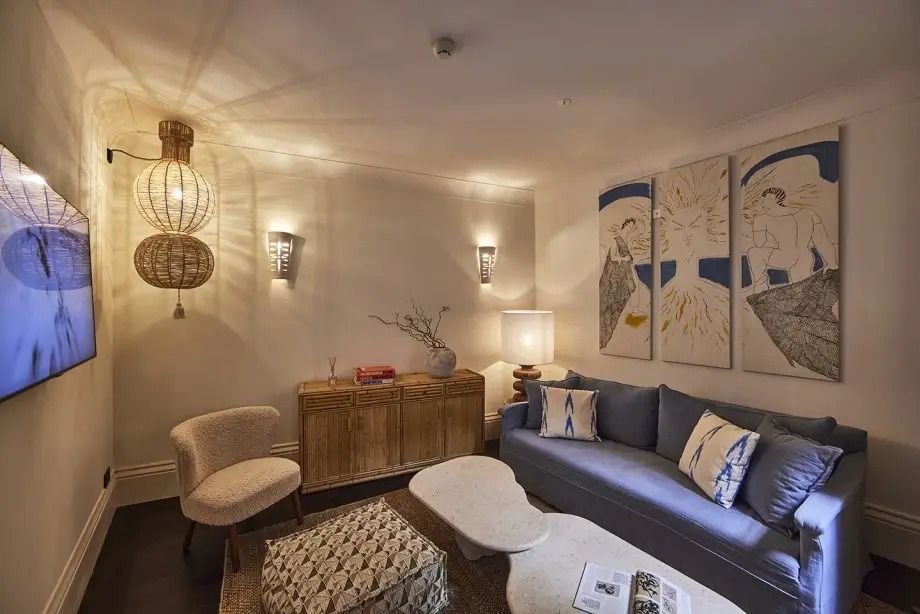 Gemütliche Lounge mit Sofa und dekorativen Lampen