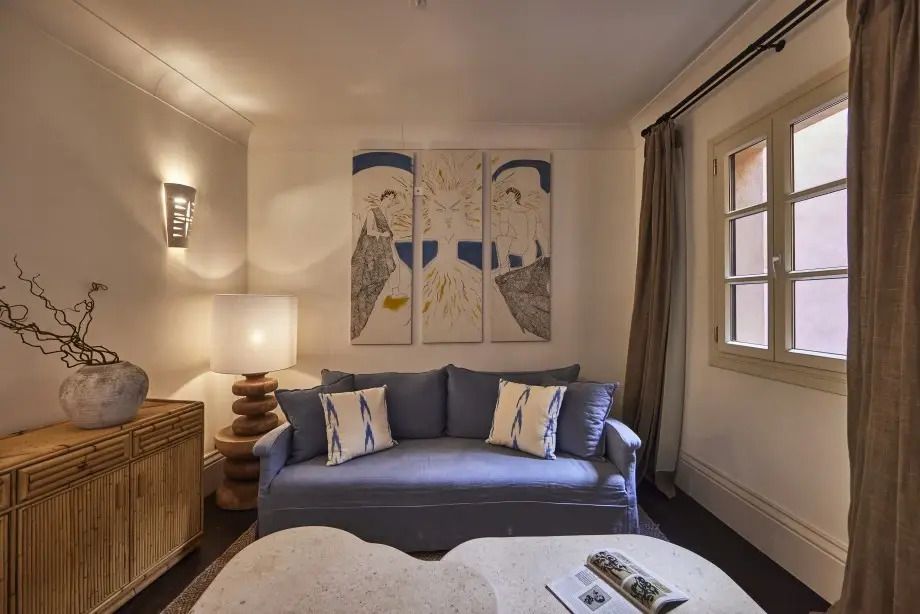 Sitzecke mit Sofa und Kunstwerken an der Wand
