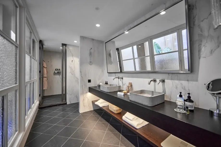 Modernes Badezimmer mit Doppelwaschbecken und großer Dusche