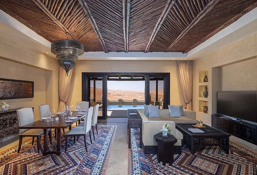 Wohnzimmer und Essbereich mit Blick auf die private Poollandschaft und Wüste