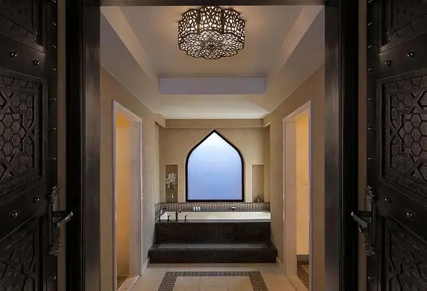 Edles Badezimmer mit freistehender Badewanne und stilvollem Beleuchtungsdesign