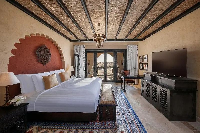 Luxuriöses Doppelzimmer mit Balkon und Blick auf die Wüste im Qasr Al Sarab Resort