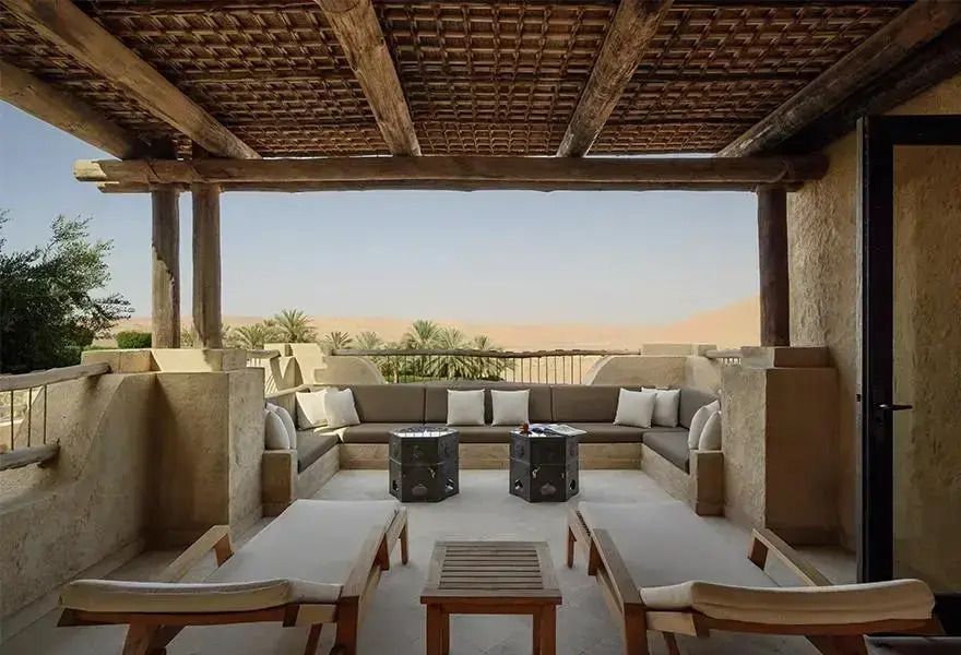 Geräumige Terrasse mit bequemen Sofas und Blick auf die Wüste.