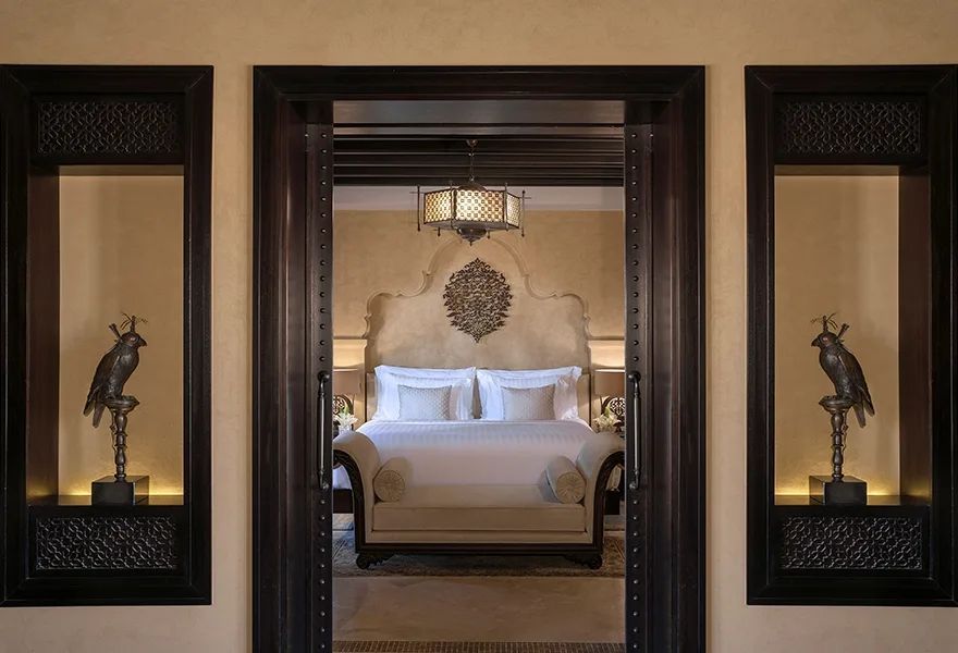 Elegantes Schlafzimmer im Royal Pavilion Pool Villa mit luxuriösem Bett und orientalischem Design.