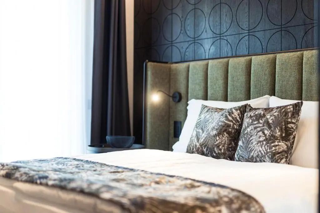 Elegantes Schlafzimmer mit modernem Design, gemütlichem Bett und stilvollen Kissen.
