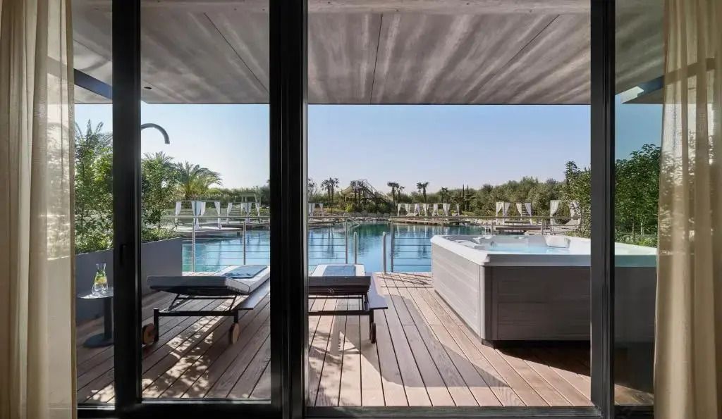 Terrasse mit Whirlpool und Blick auf Poollandschaft