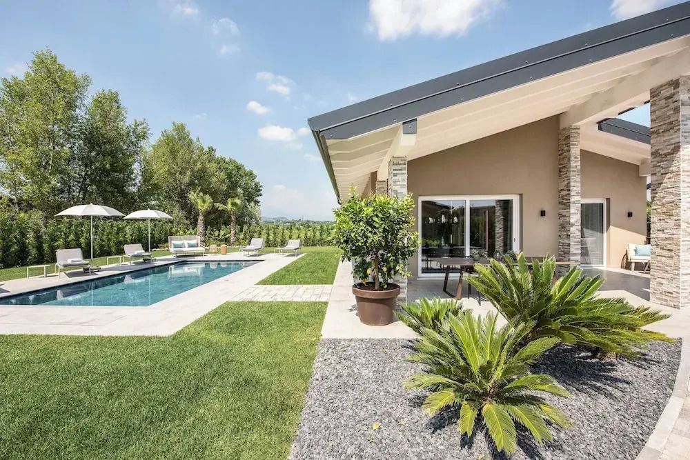 Moderne Villa mit Garten und privatem Pool in sonniger Umgebung