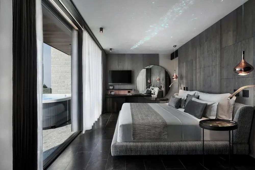 Modernes Deluxe Zimmer mit Seeblick und eleganter Innenausstattung
