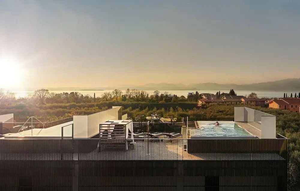 Infinity Pool auf der Dachterrasse mit Seeblick