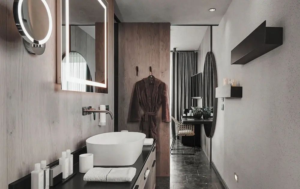 Modernes Badezimmer mit Waschtisch und beleuchtetem Spiegel