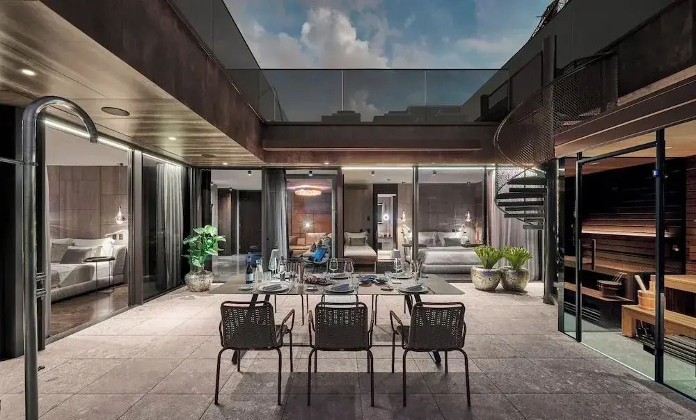Penthouse Terrasse mit Esstisch und Wendeltreppe