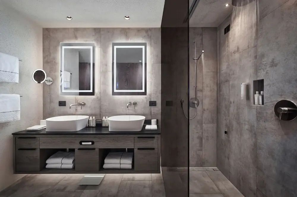 Modernes Badezimmer mit Doppelwaschbecken und großer begehbarer Dusche