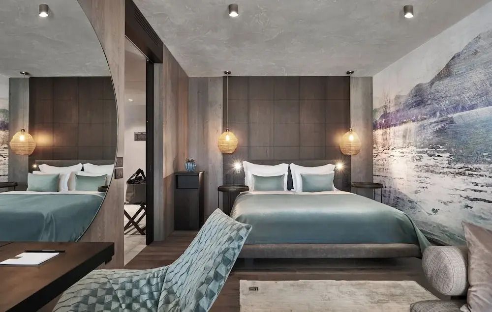 Gemütliches Schlafzimmer mit großem Bett und künstlerischen Akzenten