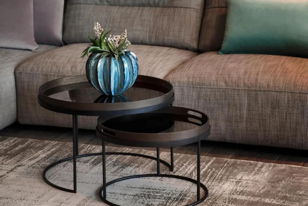 Detailaufnahme eines modernen Couchtisch-Sets mit stilisierter Pflanze in der Junior-Suite.