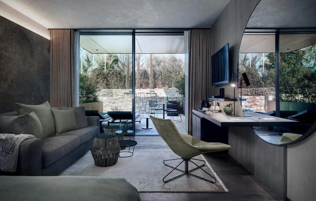 Wohnbereich mit Zugang zu einer privaten Terrasse in der Junior-Suite.