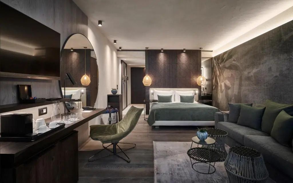 Luxuriöses Schlafzimmer mit stilvoller Beleuchtung und modernen Möbeln in der Junior-Suite.
