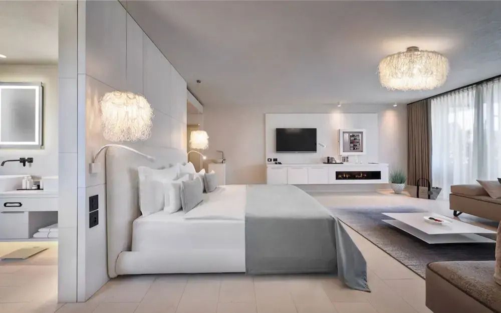 Elegante Suite mit großem Bett und stilvoller Beleuchtung