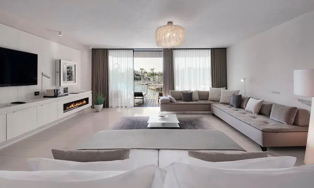 Geräumiges Wohnzimmer mit Kamin und Terrassenblick