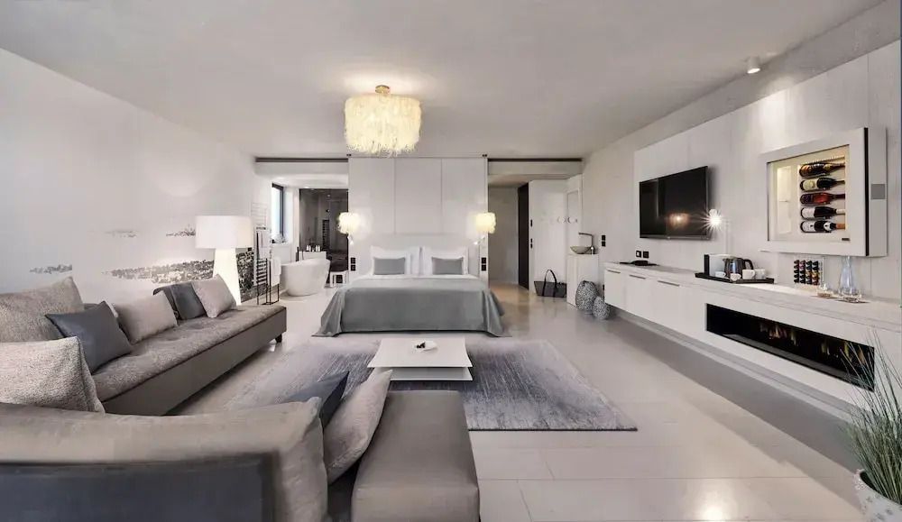 Großzügige Suite mit Doppelbett und stilvollen Möbeln