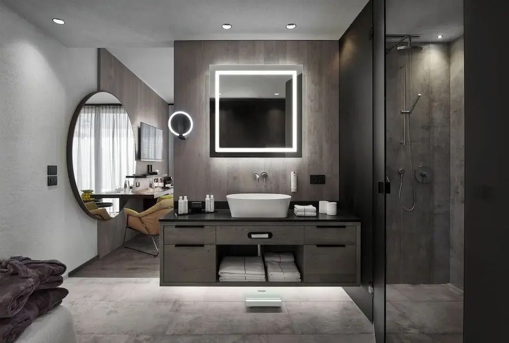 Modernes Badezimmer mit Spiegel und eleganter Ausstattung