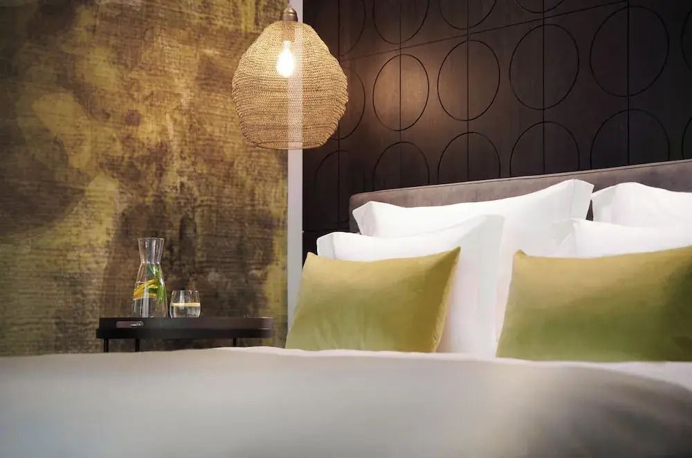 Luxuriöses Schlafzimmer mit dekorativer Wand und sanfter Beleuchtung